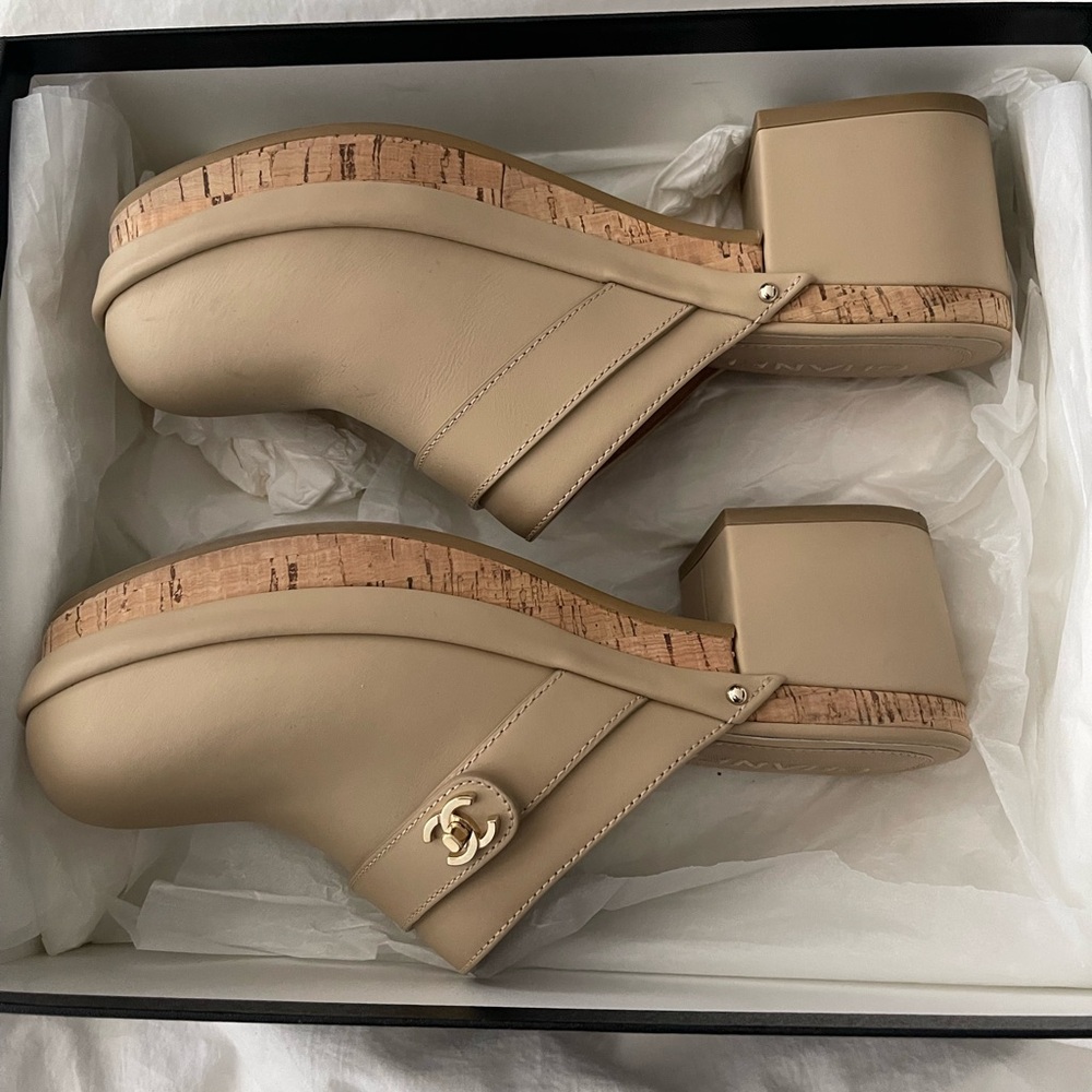 CHANEL Women's Cream Mules with Gold Accent size39 - Picture 5 of 12